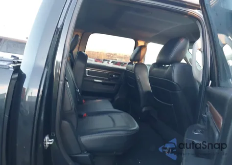 2017 Ram 1500 Laramie 4X4 5'7 Box z USA, uszkodzony, nr VIN 1C6RR7NT5HS726291